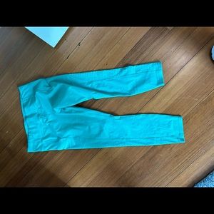 Athleta cropped green leggings w side zipper pockets